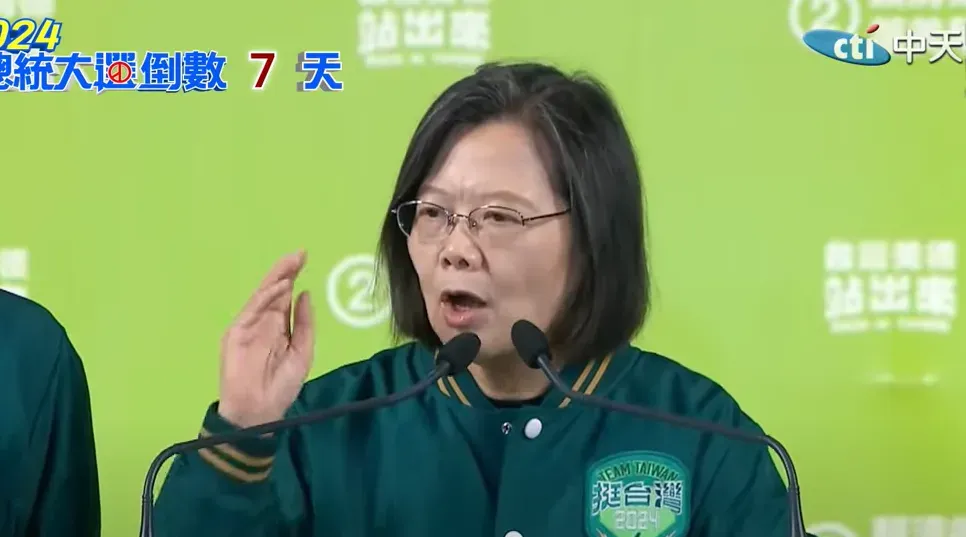 洪申翰自嘲還好先前並未聽蔡總統的話去刮鬍子和減肥否則現在他跳到黃河都洗不清了。(資料照/中天新聞)