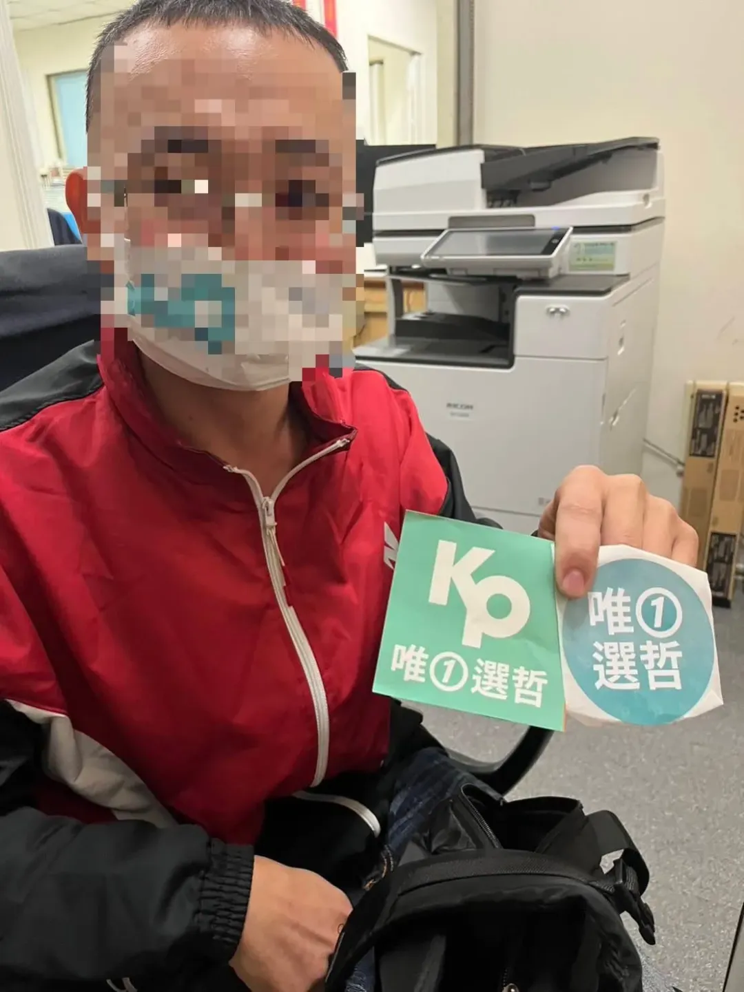 特勤人員於6日晚間6點執行入場安檢勤務時，發現一名32歲男子試圖攜帶1支空氣槍、4顆辣椒彈與1罐辣椒水試圖進入會場，隨即將人查扣並通報霧峰警分局到場處理。（圖/台中市霧峰警局提供）