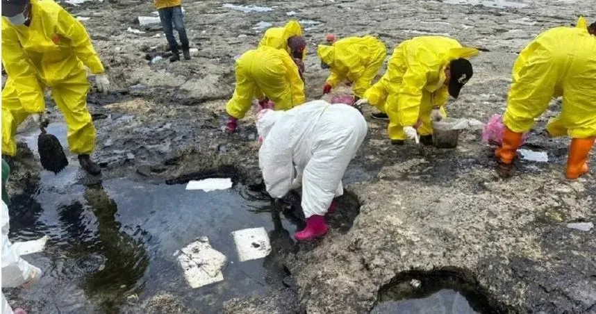 綠島柚子湖因「重油污染」而成黑色煉獄。(圖/海保署提供)