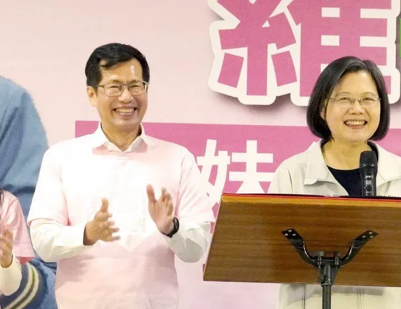 立委羅致政與蔡英文總統。(圖/中天新聞)