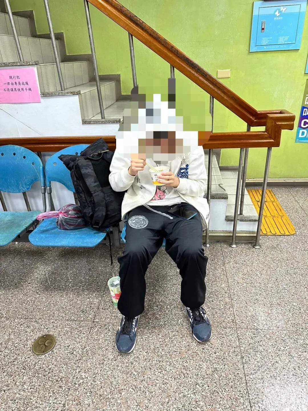 員警送上熱騰騰的泡麵讓少年暖暖身子、補充能量。(圖／警方提供)