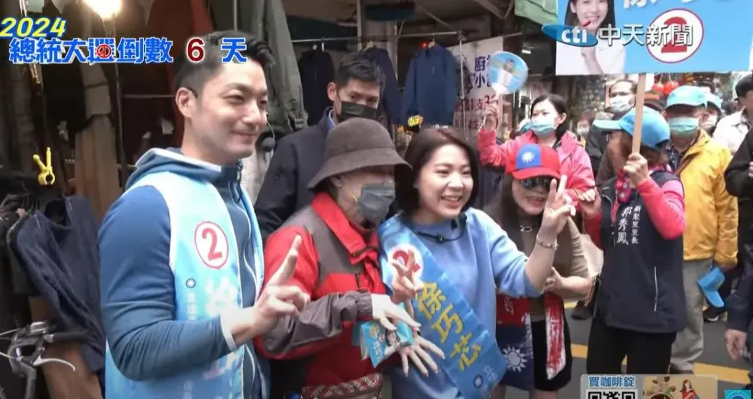 不少選民都爭相合照展現徐巧芯和蔣萬安的高人氣。（圖／中天新聞）