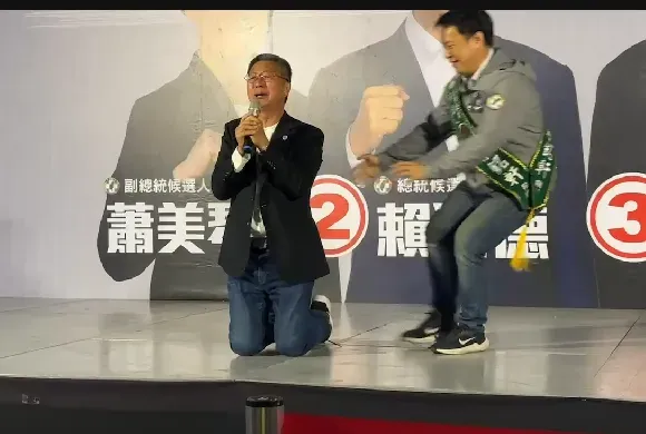 郭璽去年選前站台民進黨立委候選人激動下跪。(圖/中天新聞)
