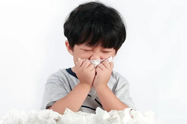 民眾因過敏性鼻炎就醫時,醫師通常會依照個別病況,開立抗組織胺或鼻噴劑。(示意圖/資料庫)