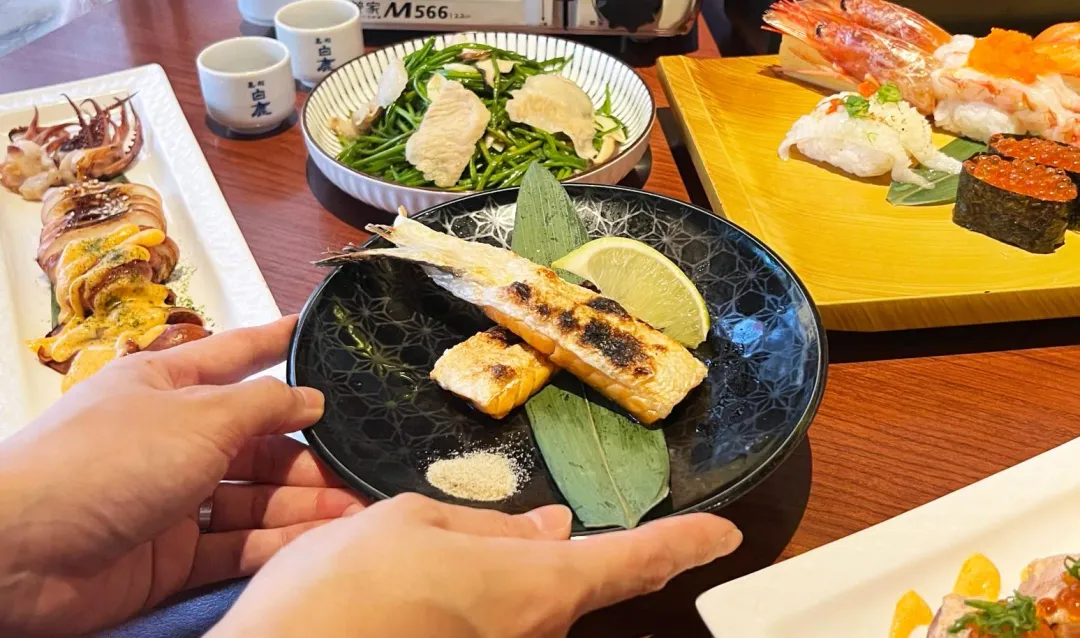 民眾到狗一下居酒食堂用餐，且證件號碼對中指定數字者，消費滿額可累贈「香烤鮭魚肚」。（圖／馬辣集團提供）