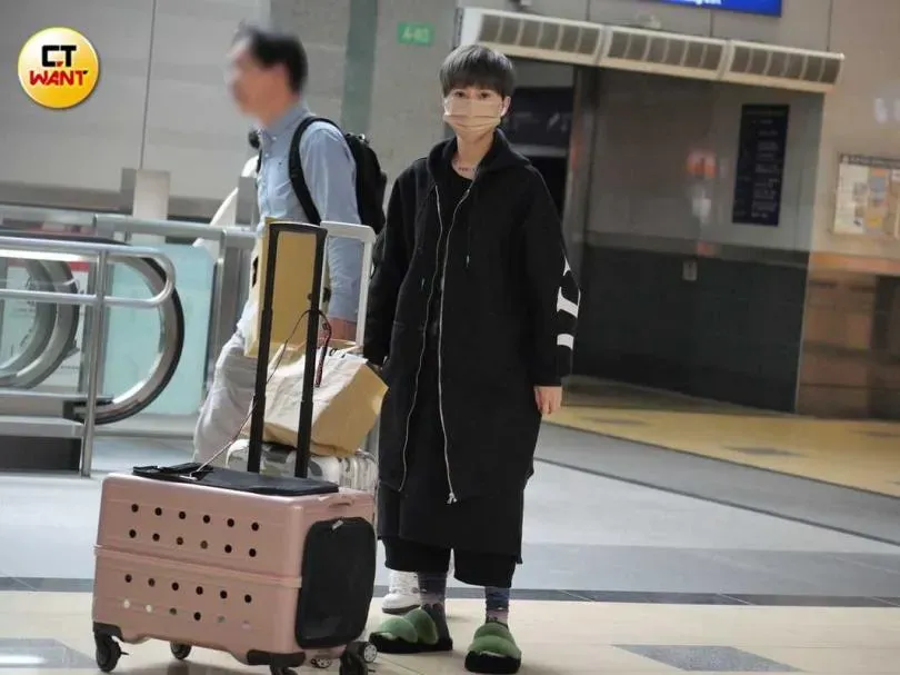 等候助理去取票時，詹雅雯站著放空。（圖／CTWANT）