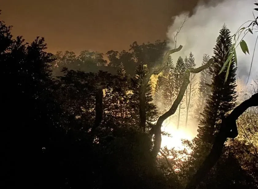爆竹工廠原料起火爆炸,照亮夜空 。(圖/翻攝畫面)