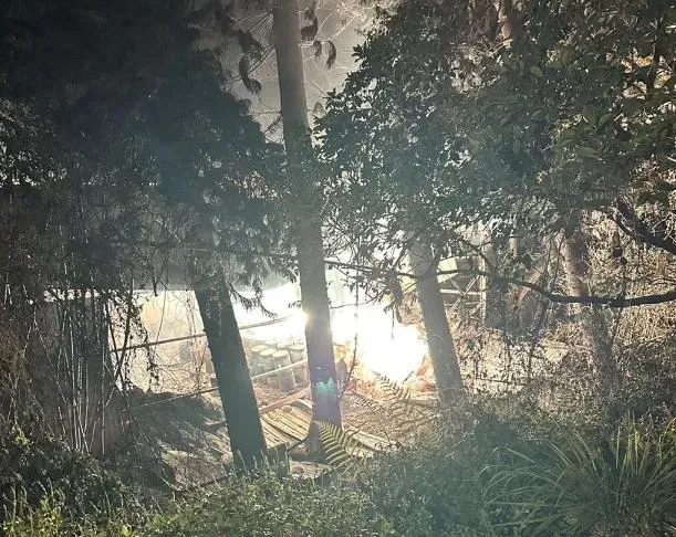 爆竹工廠原料起火爆炸,照亮夜空 。(圖/翻攝畫面)