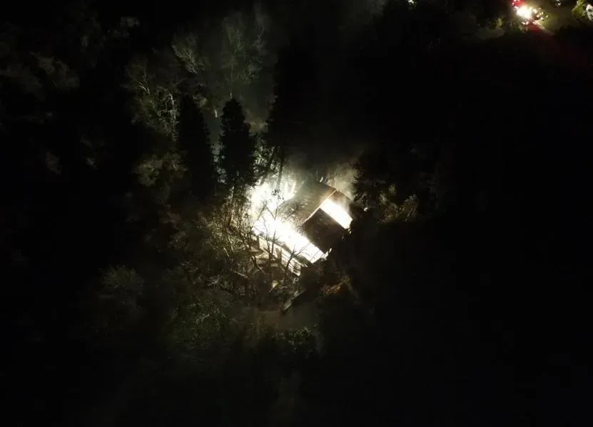 爆竹工廠原料起火爆炸,照亮夜空 。(圖/翻攝畫面)