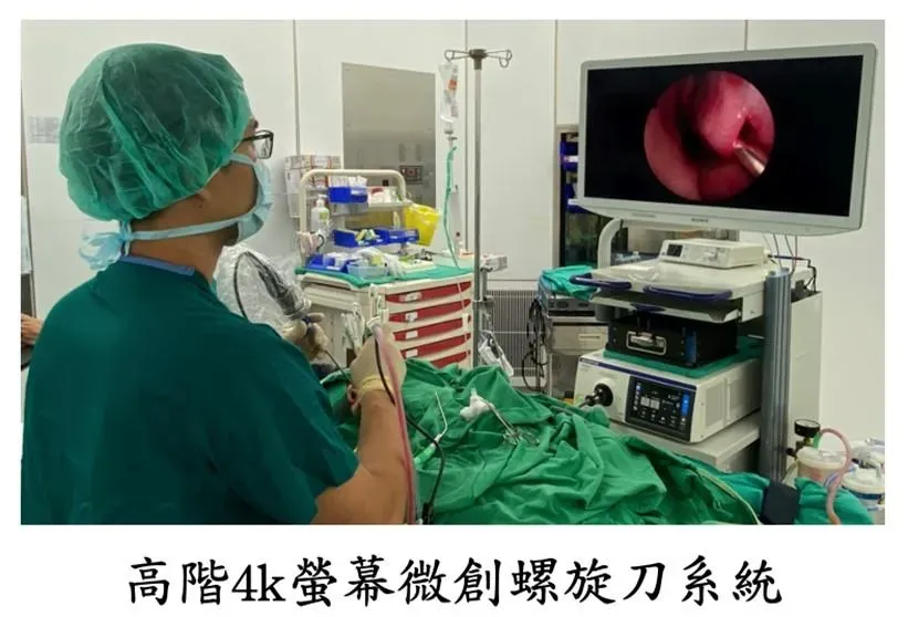 醫師使用高階4K螢幕微創螺旋刀系統。（圖／台中中山附醫提供）