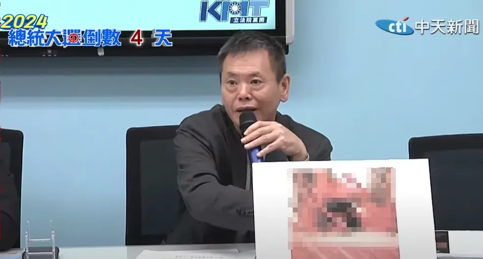 林為洲秀出一圖,稱圖中男子背後有一顆痣,羅致政可以公開背後有沒有痣。(圖/中天新聞)