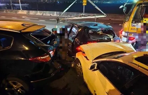現場共7車追撞造成1死3傷慘劇。(圖/翻攝畫面)