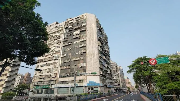 北市錦新大樓墜樓案頻傳,有「台北第一凶宅」之稱。(圖/翻攝Google Map)
