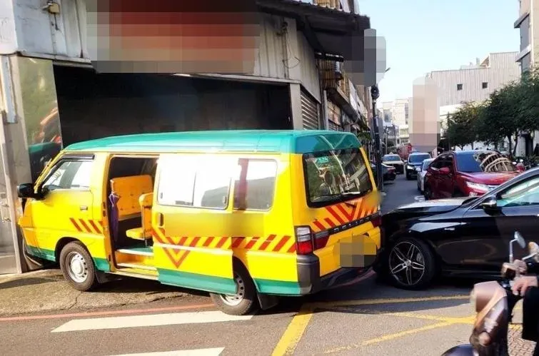 賓士車與娃娃車擦撞。（圖／翻攝畫面）