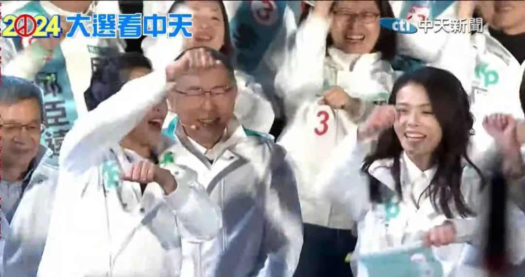 造勢結束活動前台上政治人物和台下支持者一起大跳炸裂舞。（圖／中天新聞）