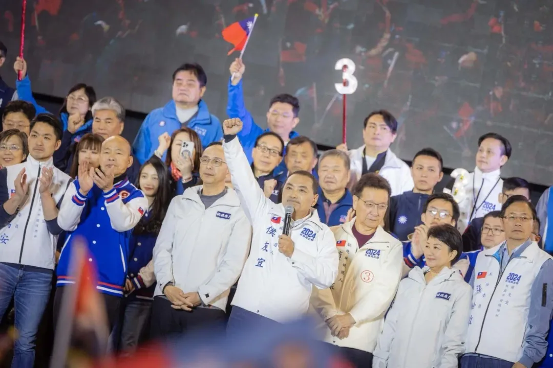 國民黨「贏回中華民國」選前之夜今(12)日晚在板橋第一體育場舉行,正副總統候選人侯友宜、趙少康、黨主席朱立倫等黨內大咖齊聚。(圖/侯友宜競選辦公室提供)