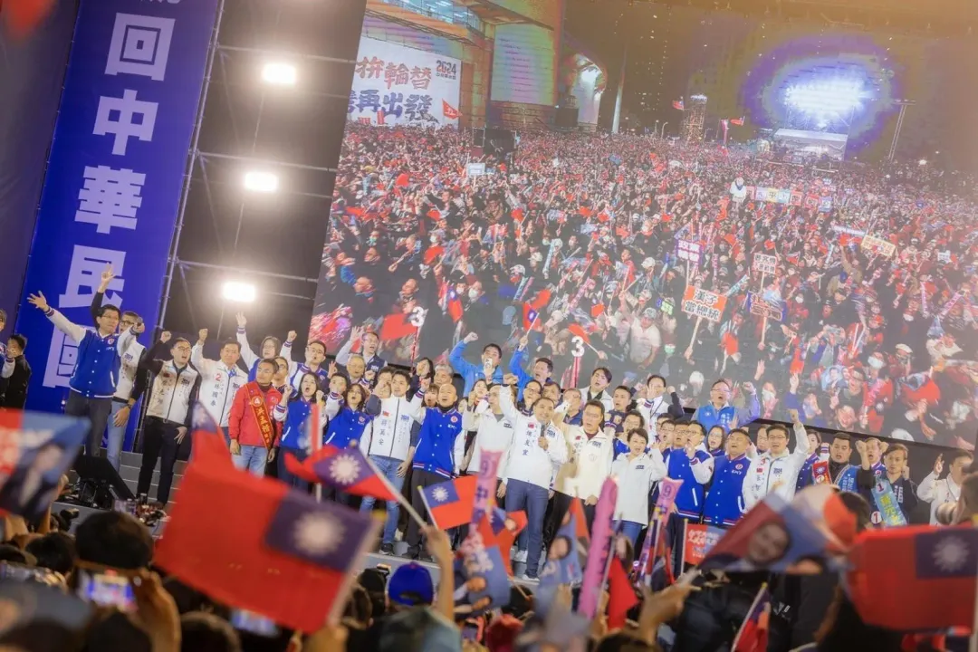 國民黨「贏回中華民國」選前之夜今(12)日晚在板橋第一體育場舉行,正副總統候選人侯友宜、趙少康、黨主席朱立倫等黨內大咖齊聚。(圖/侯友宜競選辦公室提供)
