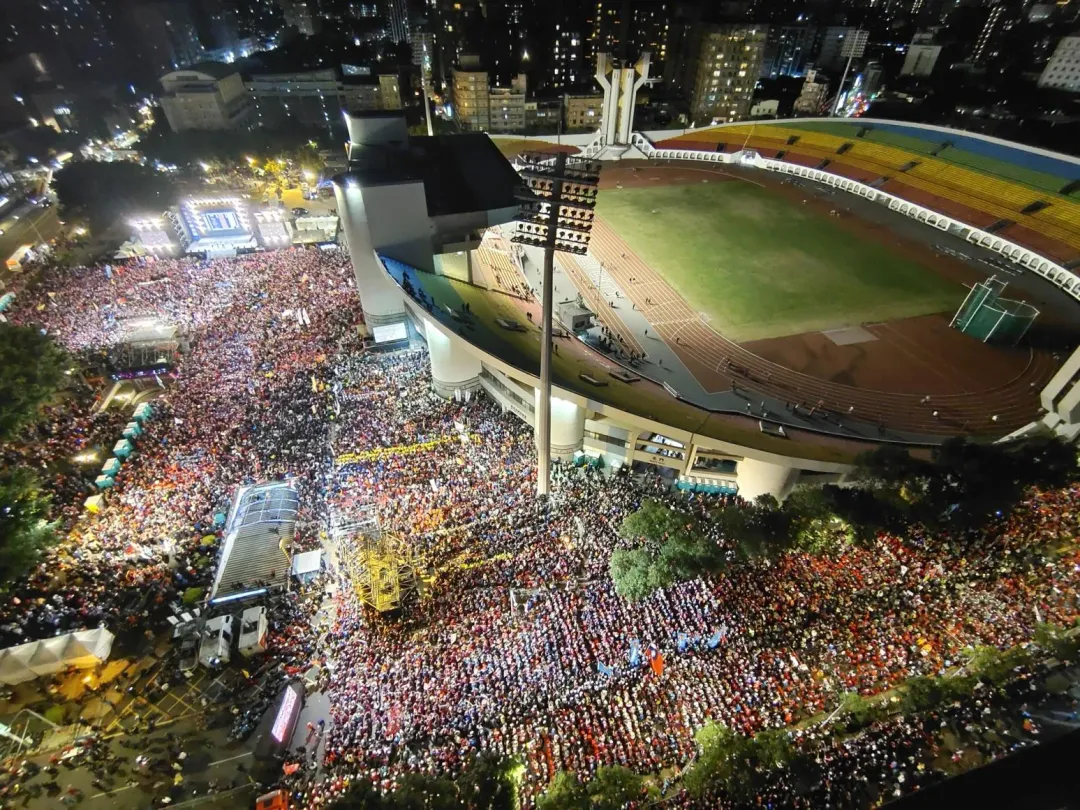 國民黨「贏回中華民國」選前之夜今(12)日晚在板橋第一體育場舉行,正副總統候選人侯友宜、趙少康、黨主席朱立倫等黨內大咖齊聚。(圖/侯友宜競選辦公室提供)