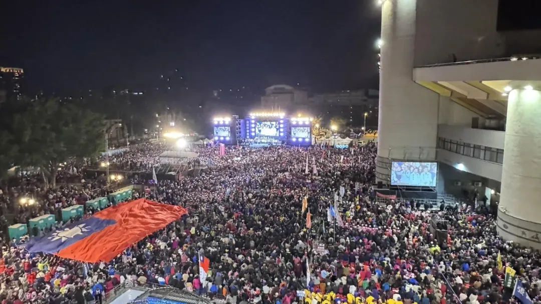 國民黨「贏回中華民國」選前之夜今(12)日晚在板橋第一體育場舉行,正副總統候選人侯友宜、趙少康、黨主席朱立倫等黨內大咖齊聚。(圖/侯友宜競選辦公室提供)
