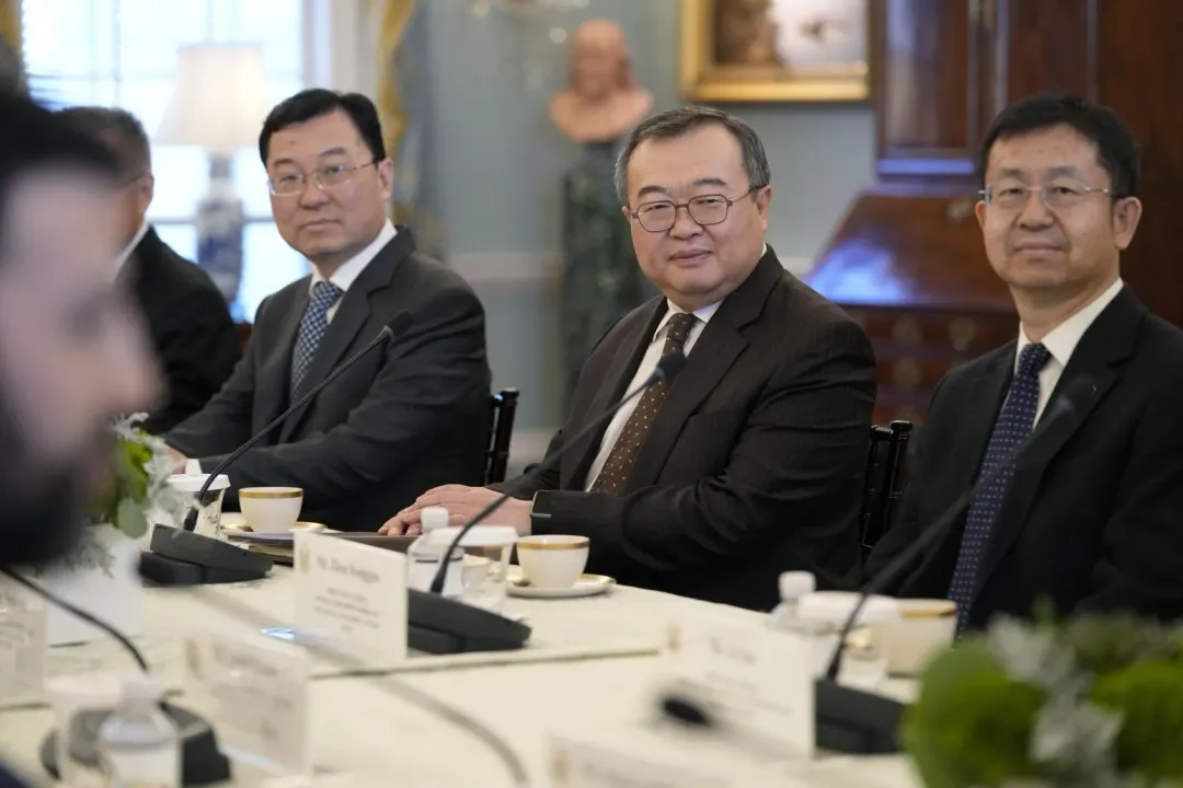 中共中央對外聯絡部部長劉建超（中）。（圖／美聯社）