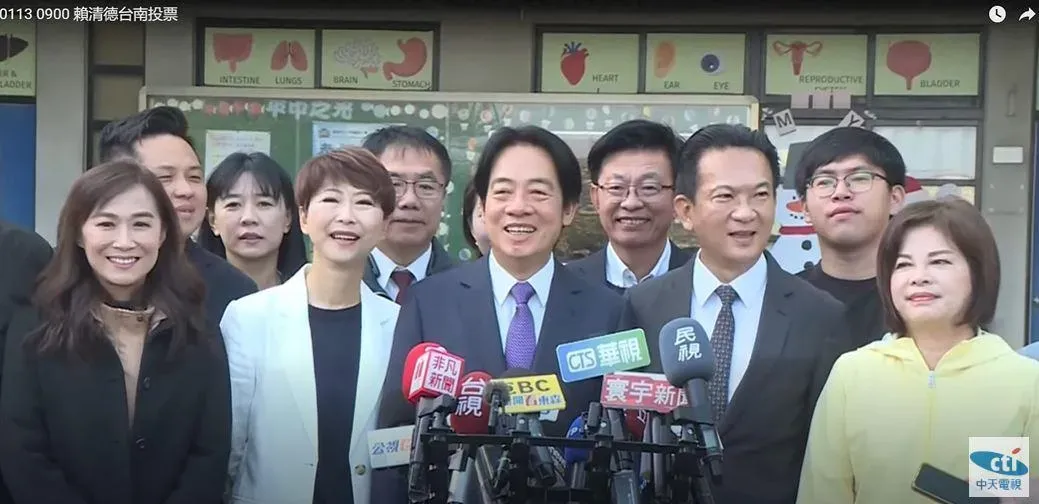 賴清德繫上幸運紫色領帶投票。(圖/中天新聞)