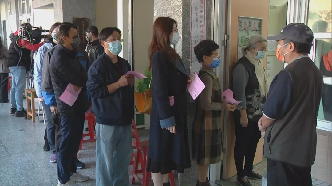 排隊等投票民眾。(圖/中天新聞)