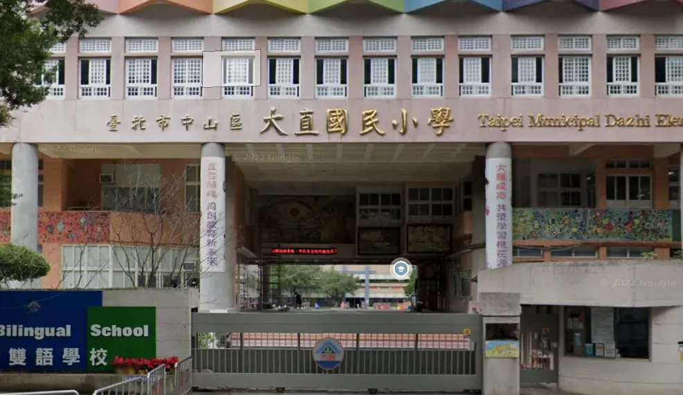 台北市中山區大直國小傳出有民眾拿到雙面列印的選票。(圖/翻攝自Google Map)