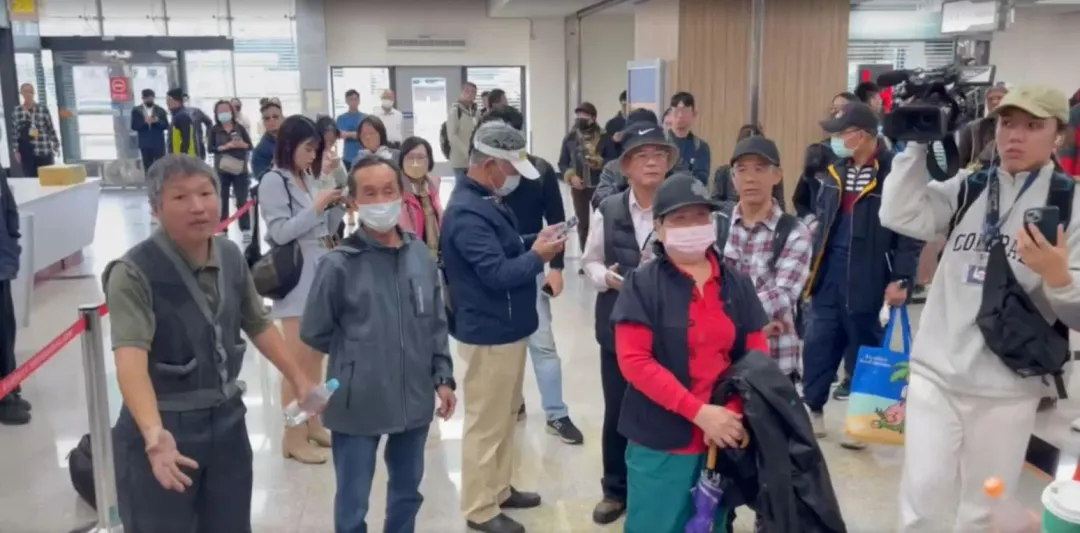 金門民眾在松山機場表達不滿。(圖/李俊毅攝)