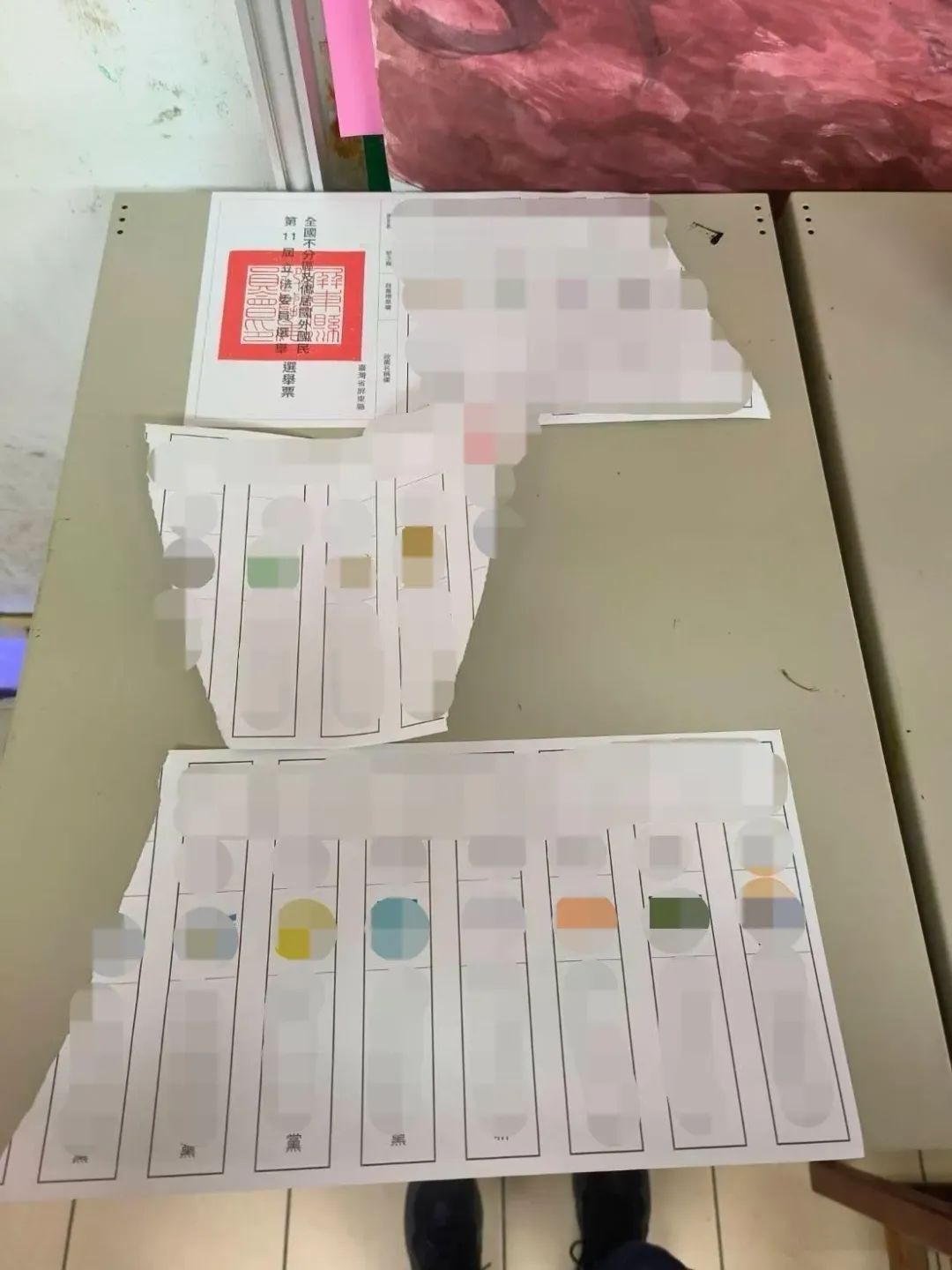 遭撕毀的政黨選票。(圖/中天新聞)