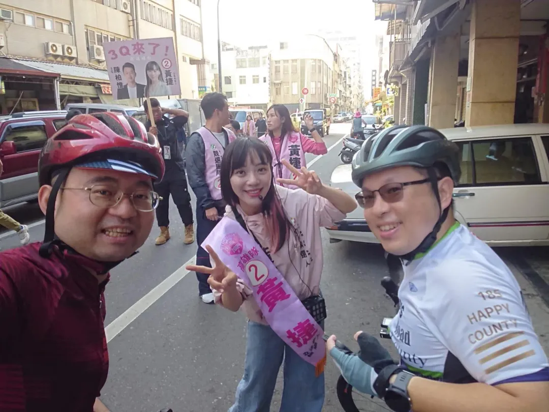 黃捷人氣超高，走到哪都有選民搶著跟她合照。（圖／翻攝黃捷臉書）