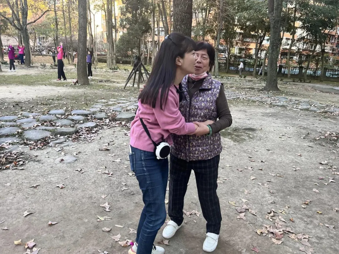 高嘉瑜14日上午在碧湖公園謝票,支持者頻頻安慰。(圖/翻攝高嘉瑜臉書)