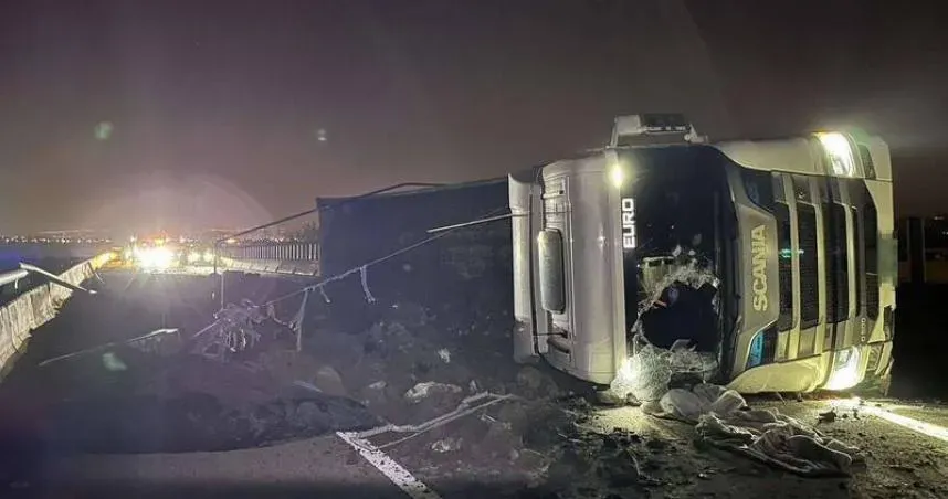 台61線南下163公里伸港路段一輛砂石車突失控翻覆。(圖/翻攝畫面)