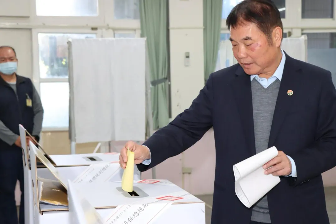苗栗縣長鍾東錦。(圖/翻攝自鍾東錦臉書)