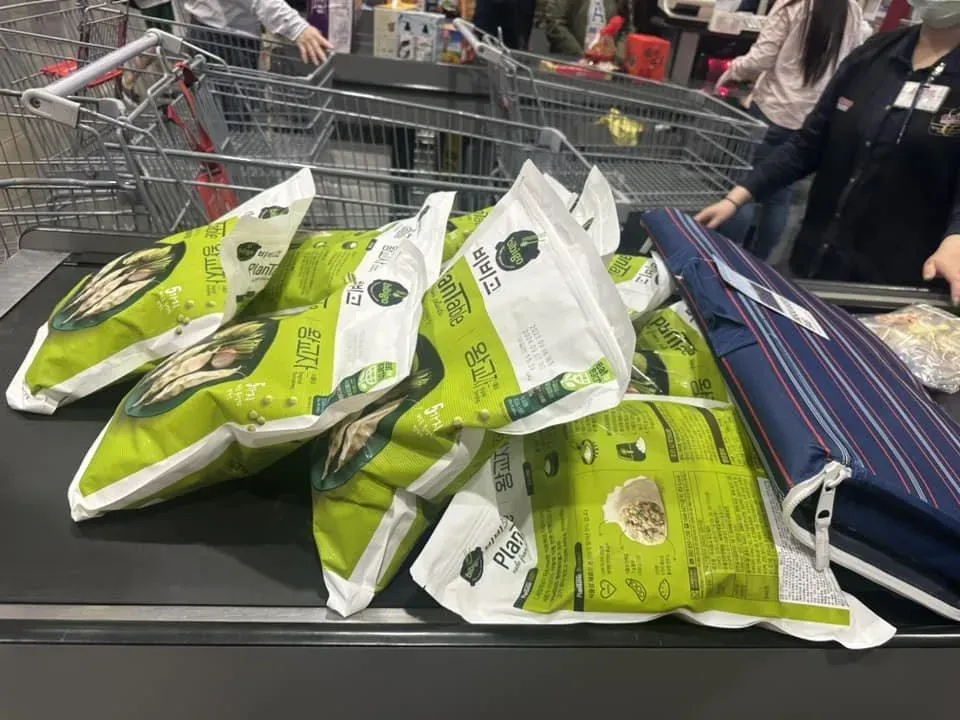 美式賣場好市多一款冷凍高麗韭菜餃最近有100元折扣,有死忠愛好者直接囤貨10包。(圖/翻攝自Facebook@Costco好市多 商品經驗老實說)