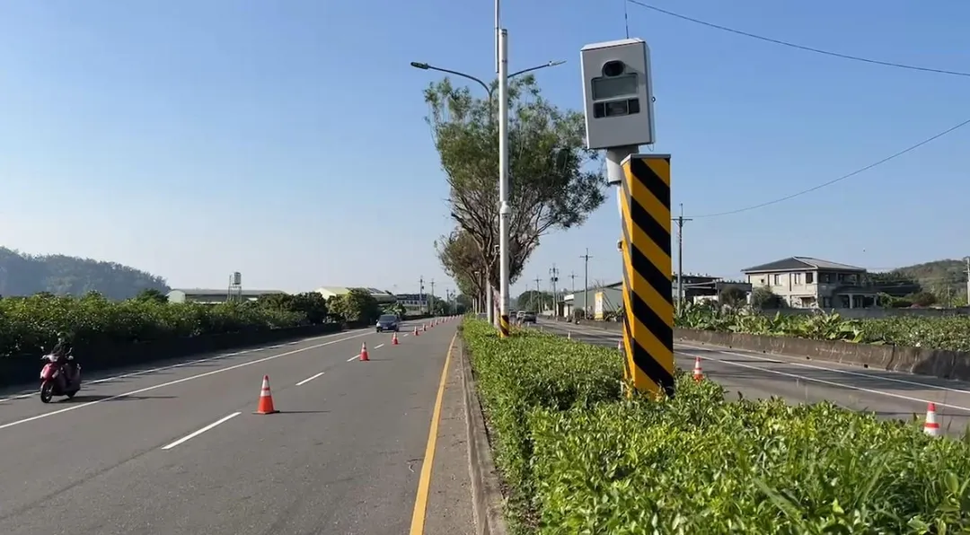 內政部4日說,全台建置測速照相設備共1809處,警政署將增訂設備設置與調整標準,以及成效評估指標,調整及汰除不合理執法點位。(圖/中天新聞)