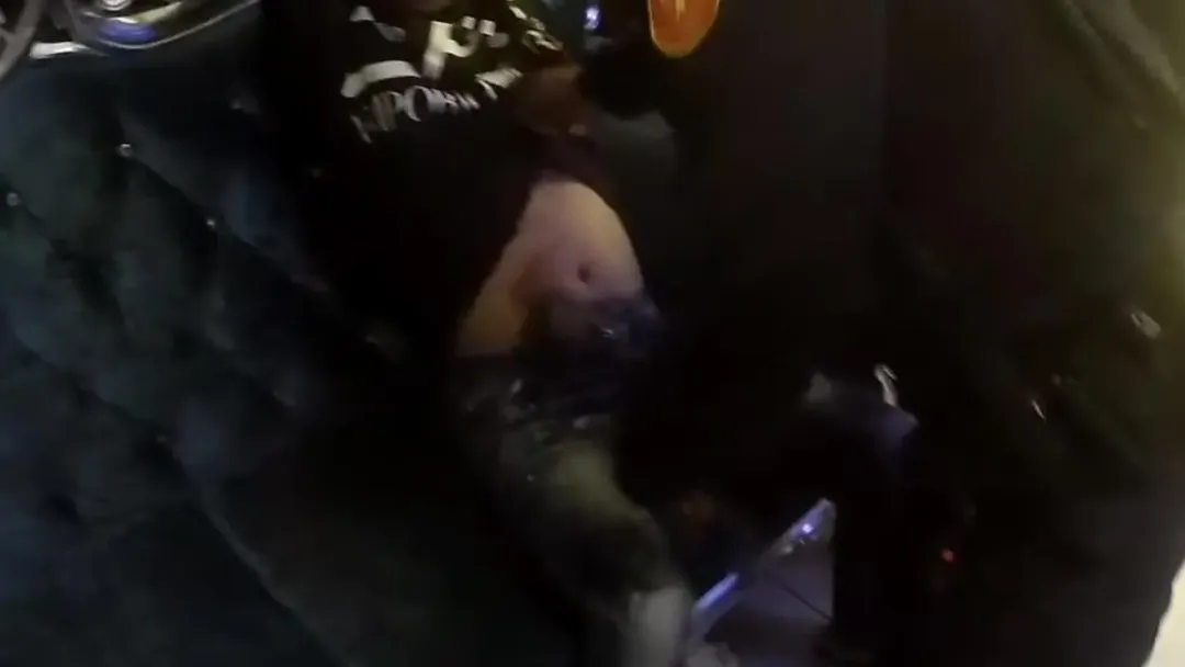 王男趁大選之夜警方忙碌之際上酒店，被眼尖員警在他身上搜到槍。（圖／中天新聞）