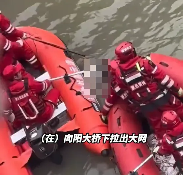 救難人員表示，14日在搜救點拉開網子之後，張姓男孩的遺體就浮出水面了。（圖／翻攝自微博@點時新聞）