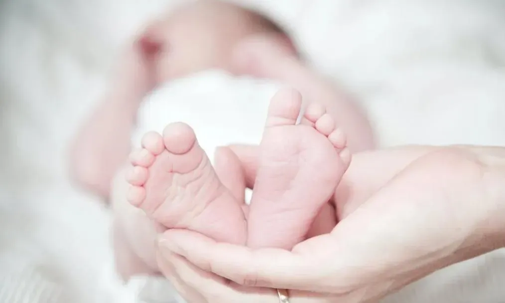 屏東8月嬰兒「洋洋」遭保母虐待致永久性少腦傷,母親怒控,就算保母判死刑也還不回孩子健康。(示意圖/PEXELS)