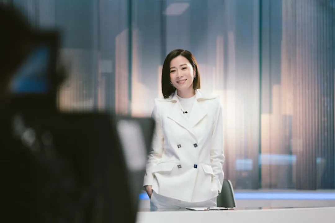 憑藉《新聞女王》系列再創事業高峰的香港三料視后佘詩曼，近日受訪時首度透露已立好遺囑，將按照個人意願分配累積多年的龐大資產。（圖/翻攝自微博）