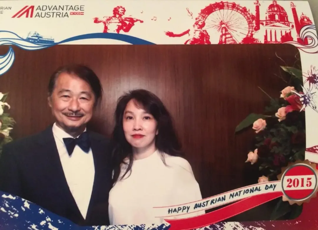 施明德與現任妻子陳嘉君。(翻攝自施明德臉書)