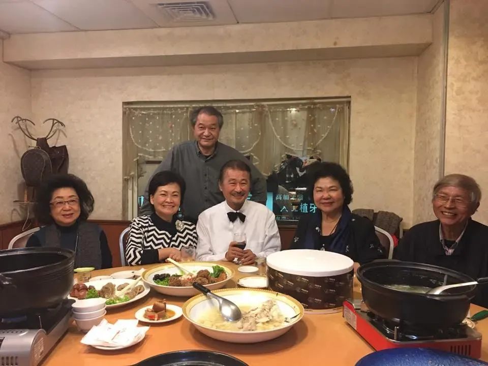 施明德2017年與陳菊、范巽綠、張溫鷹等人聚餐。(翻攝自施明德臉書)