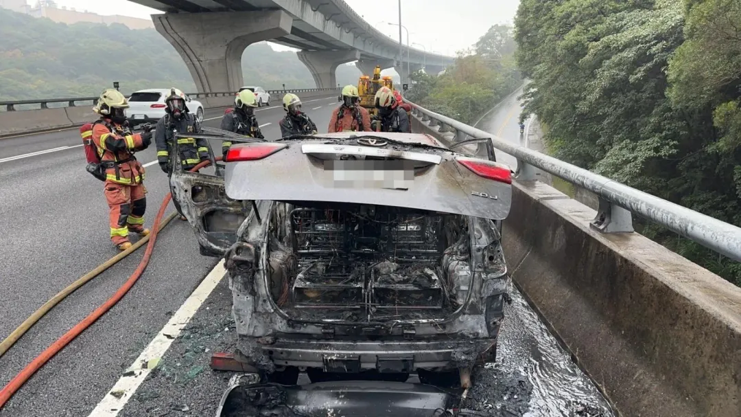 車輛經搶救後幾乎燒成廢鐵。（圖／翻攝畫面）