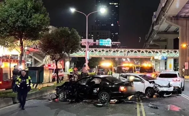 車禍現場一片凌亂。(圖/翻攝畫面)