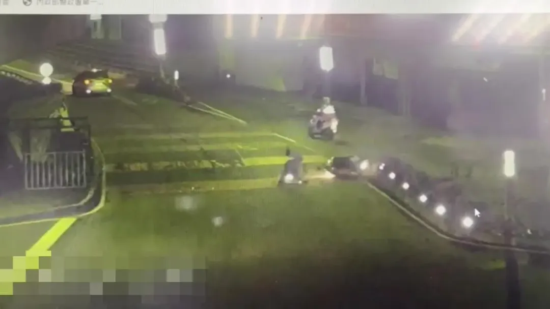 警員追捕贓車時不慎撞上分隔島摔車導致腿部骨折送醫。(圖/翻攝畫面)