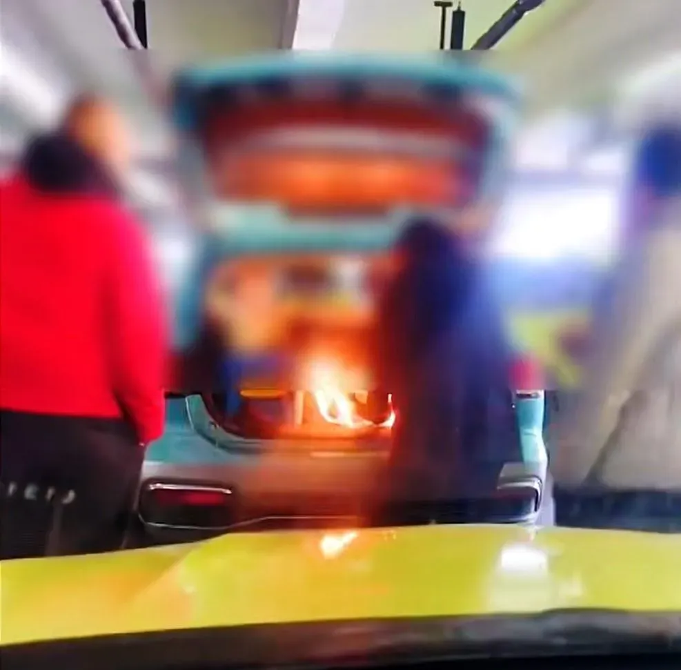 一名女子竟把後車廂當廚房, 開大火炒菜。(圖/翻攝微博「星視頻」)