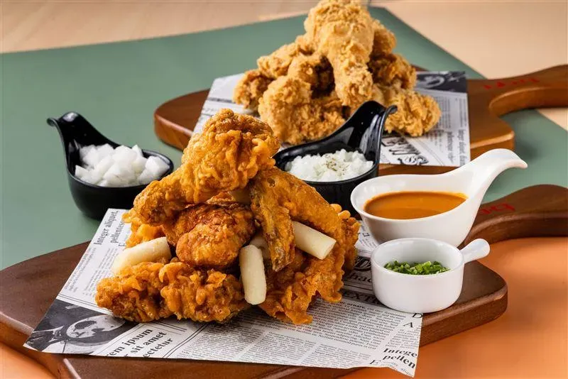 bb.q CHICKEN與「韓勾ㄟ金針菇」的自創品牌「金家ㄟ」聯名推出新品「肯瓊醬炸雞」。（圖／bb.q CHICKEN提供）