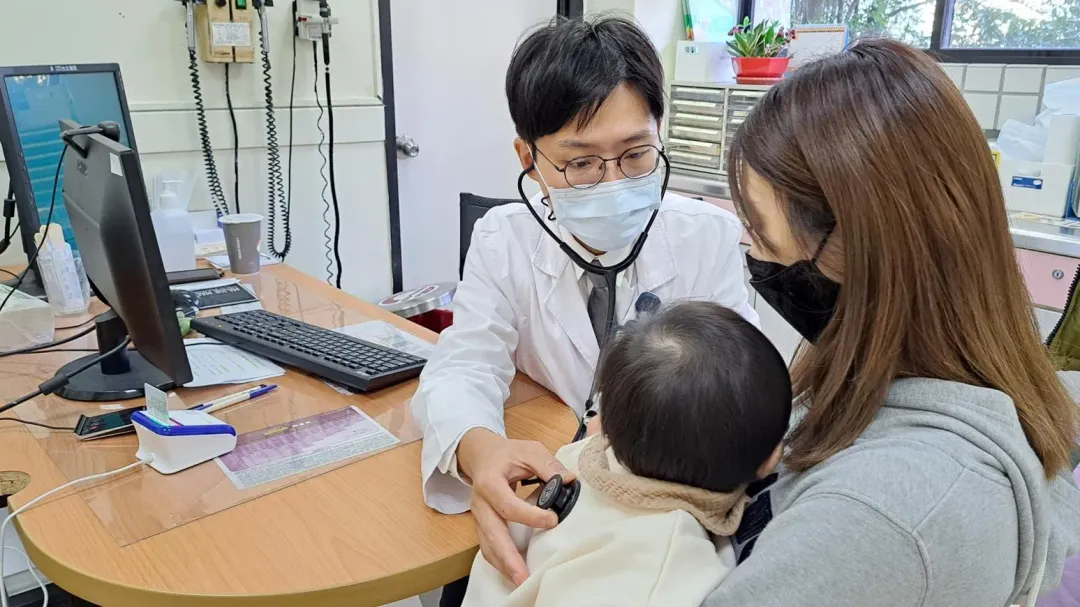 楊子毅醫師指出,兒童感冒持續未好轉,一定要盡快就醫,由醫師進一步檢查診療。(示意照/台北醫院提供)
