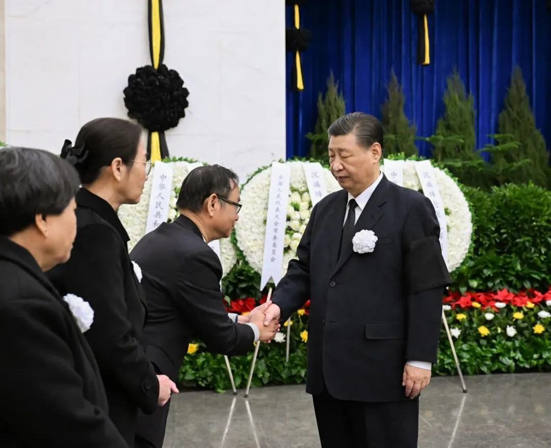 習近平與張克輝家屬握手致意（圖／翻攝新華社）