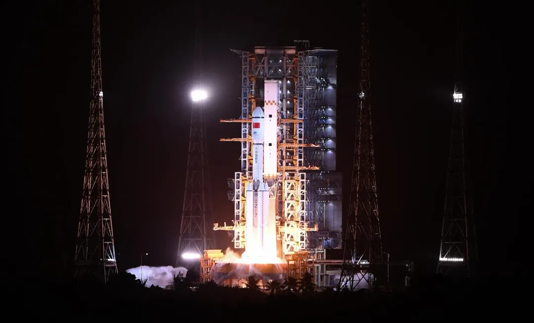 大陸貨運太空船「天舟7號」,已經成功與大陸「天宮太空站」對接,為神舟17號的太空人運送補給「年貨」(圖/翻攝新華社)