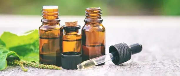 精油不僅有促進循環、舒張血管及暖身的作用,也可以舒緩情緒。(示意圖/pixabay)